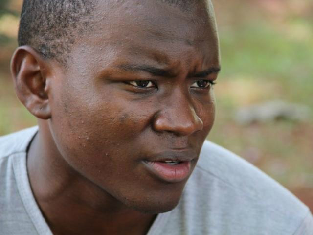 Angolano diz estar chocado com o preconceito que sofre em Campo Grande Jovane conta que enfrenta o preconceito diariamente. (Foto: Marcos Ermínio)