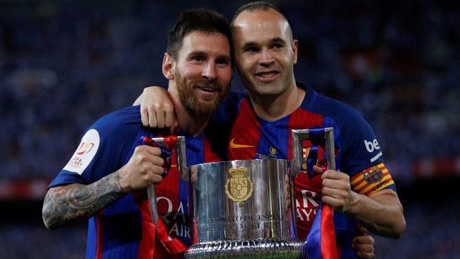 Iniesta desmente presidente do Barcelona e nega acordo por renovação Divulgação