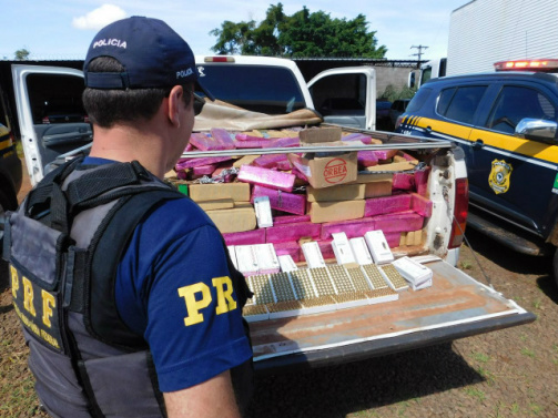 Motorista foge e "deixa para trás" caminhonete com 1t de droga e munições Motorista foge e "deixa para trás" caminhonete com 1t de droga e munições