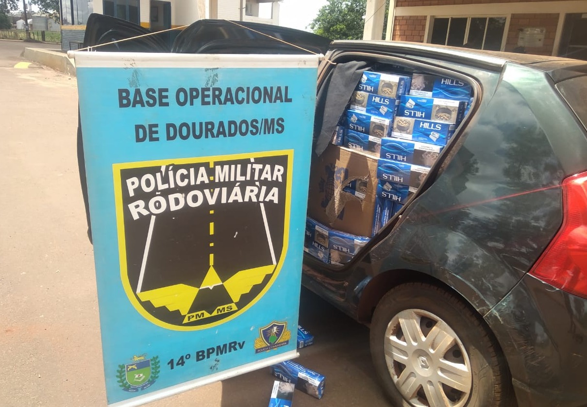 Veículo com 1.600 pacotes de cigarros. Divulgação/PMR