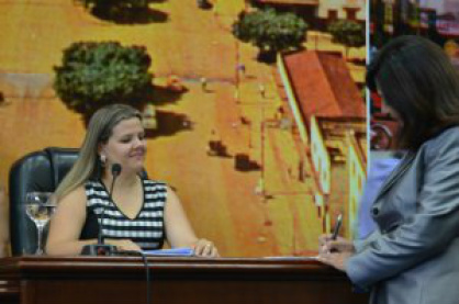 Em Dourados, elas estão no comando dos três poderes Presidente da Câmara, Daniela Hall, dá posse a prefeita Délia Razuk no dia 1º de janeiro - Foto: Adriano Moretto