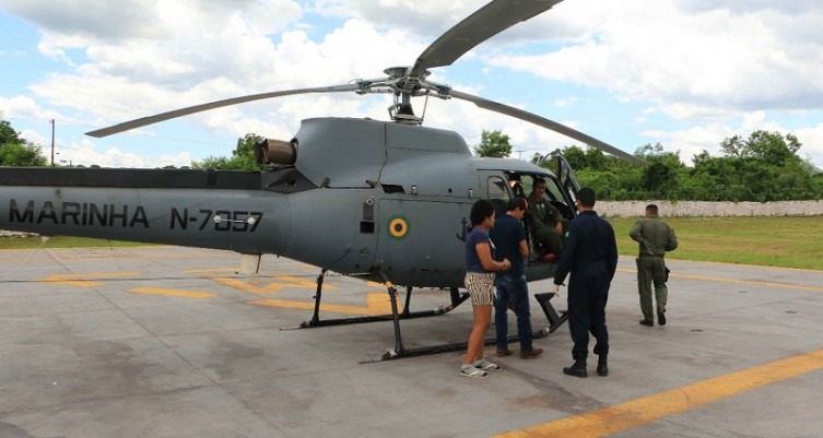 Após picada de cobra, jovem é socorrida de helicóptero para atendimento médico Jovem foi levada ao pronto-socorro de Corumbá. Marinha do Brasil/Divulgação