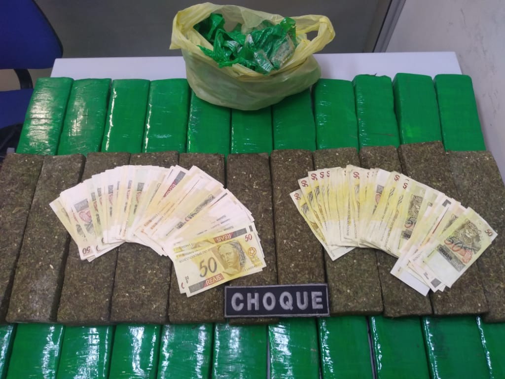 Choque prende homem com maconha e mais de R$ 14 mil em moeda falsa Divulgação