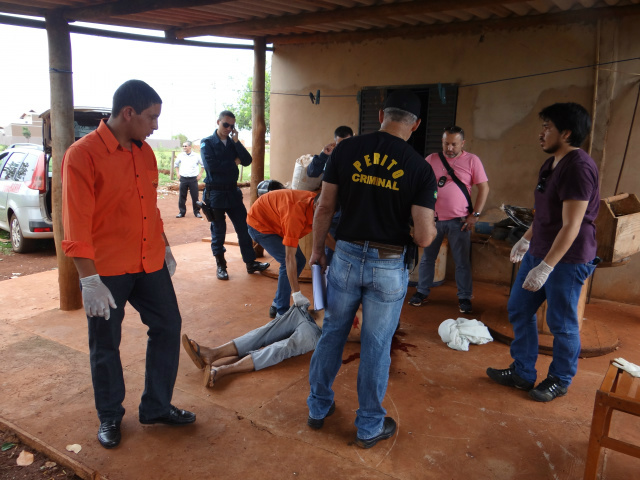 Corpo foi encontrado na varanda de casa que ficava na rua Duílio Alói, em uma chácara do Jardim Guaicurus (Foto: Osvaldo Duarte)