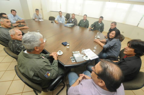 Délia garante apoio para o Programa Integrado de Proteção de Fronteiras A prefeita Délia Razuk garante apoio às ações que serão desenvolvidas em Dourados pelos militares do Programa de Proteção Integrada de Fronteiras – Ademir Almeida