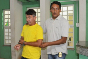 Conhecido como tarado da janela, homem é preso acusado de estupro Investigadores foram até a casa de Rodrigues, que confessou o crime. (Foto: Edição de Notícias)