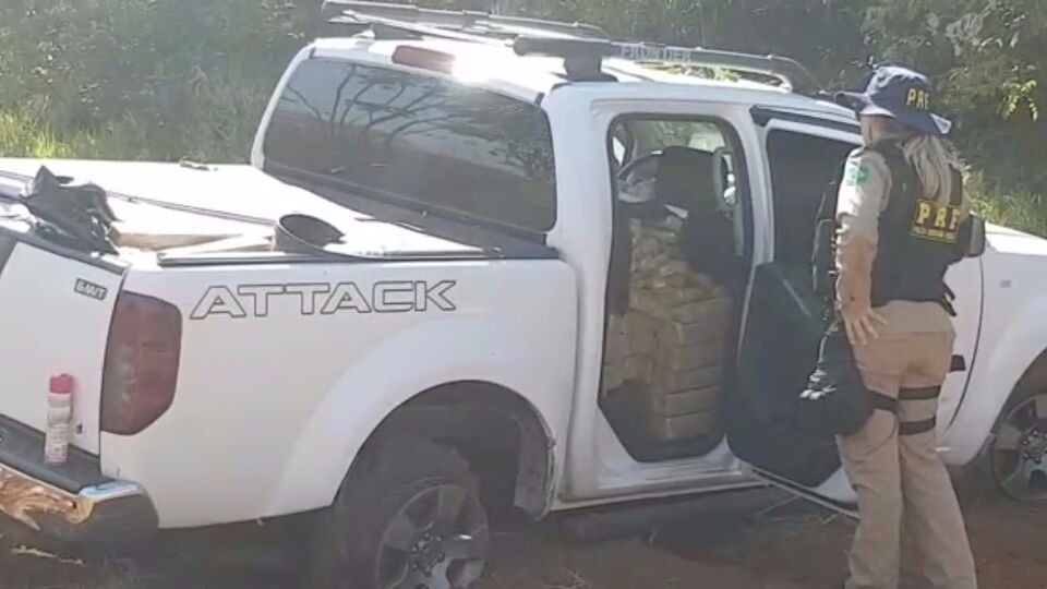 Manobras perigosas levam polícia a veículo com 1t de maconha Manobras perigosas levam polícia a veículo com 1t de maconha