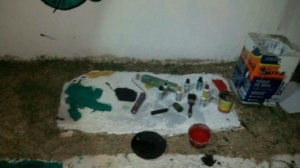 Adolescentes são detidos pichando muro da Águas de Guariroba Os jovens negaram o ato, mas foi encontrado o material usado para picharem o muro. (Foto: Divulgação)