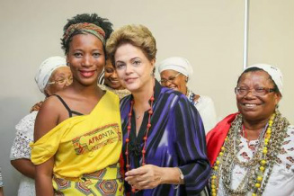 Jornalista é impedida de entrar em mercado de BH e acusa segurança de racismo A jornalista, que também é ativista de causas raciais, ao lado da presidente Dilma Rousseff, durante um evento. Foto: Arquivo Pessoa