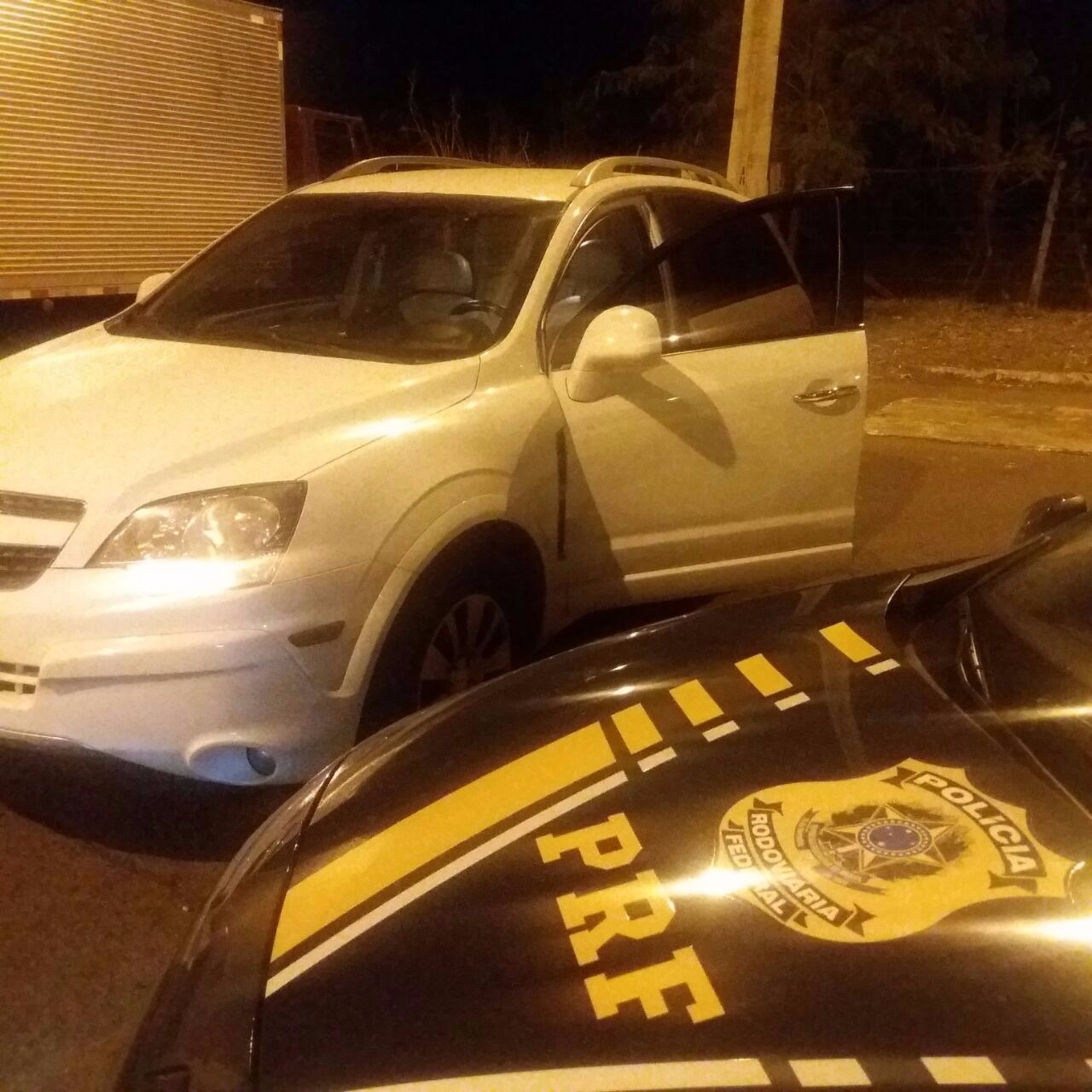 Carro "enrolado" é recuperado pela PRF em Dourados
