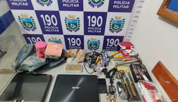 Bandidos roubam casa de prefeito e um acaba preso após luta com policial Bandidos roubam casa de prefeito e um acaba preso após luta com policial