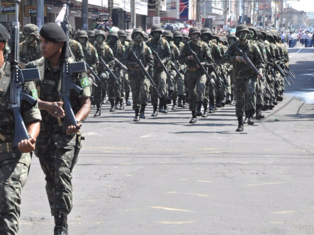 Confira o que abre e fecha no feriado de 7 de Setembro Militares das Forças Armadas durante desfile na rua 14 de Julho, em Campo Grande