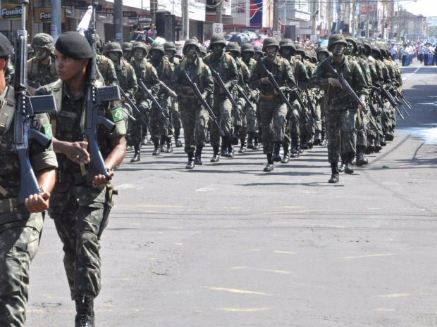 Militares das Forças Armadas durante desfile na rua 14 de Julho, em Campo Grande