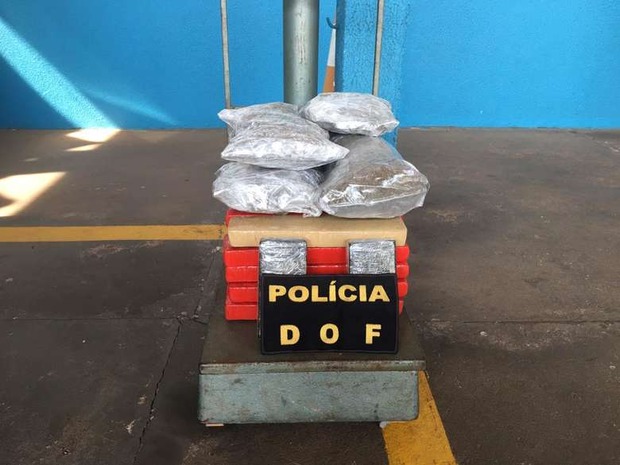 Mulher é presa em ônibus de viagem com 23 kg de maconha e skank Mulher é presa em ônibus de viagem com 23 kg de maconha e skank