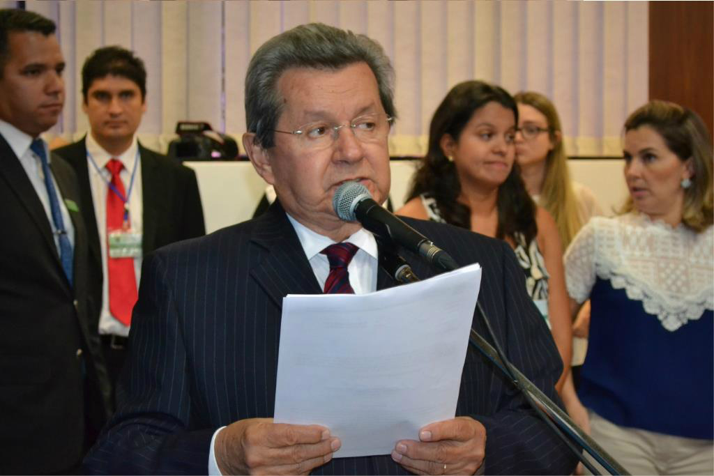 Onevan de Matos apresenta requerimento ao Governo do Estado solicitando o asfaltamento da MS-278.
 Foto: Luis Augusto Akasaki  AL/MS
