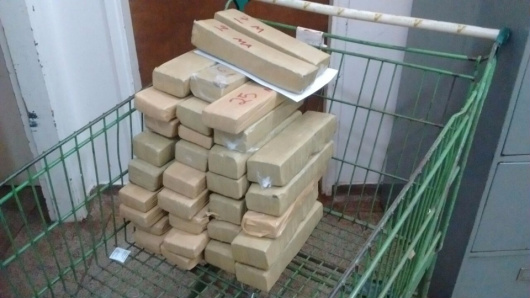 A droga estava na mala da passageira.