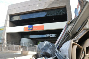 Bandidos usam fio dental para roubar depósitos em caixas eletrônicos Agência do Banco Itaú, no centro da cidade, teve ação de fraude nos caixas eletrônicos, polícia investiga caso (Foto: Marcelo Calazans)