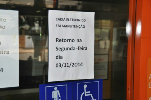 Bandidos usam fio dental para roubar depósitos em caixas eletrônicos No banco, informativo diz que caixas eletrônicos estão em manutenção e voltam a funcionar na segunda-feira (Foto: Marcelo Calazans)