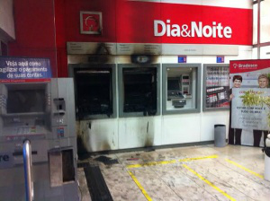 Incêndio destrói caixas eletrônicos em Deodápolis Fogo tomou conta de caixas eletrônicos em Deodápolis - Foto: Elinton Santos/Impacto News