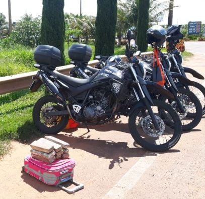 Mulher é flagrada com maconha pedindo carona na BR-262 PM/Divulgação