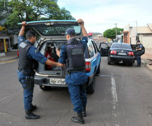 Homem pegou carro de cliente de lava-jato para passear com a família 
(Foto: Bruno Henrique / Correio do Estado)