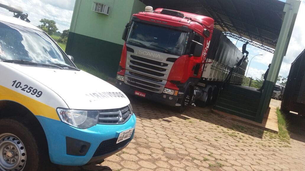 Polícia identifica carga de mais 7,7 mil caixas de cerveja com sonegação ao fisco A carreta transportava 7.774 caixas de cerveja