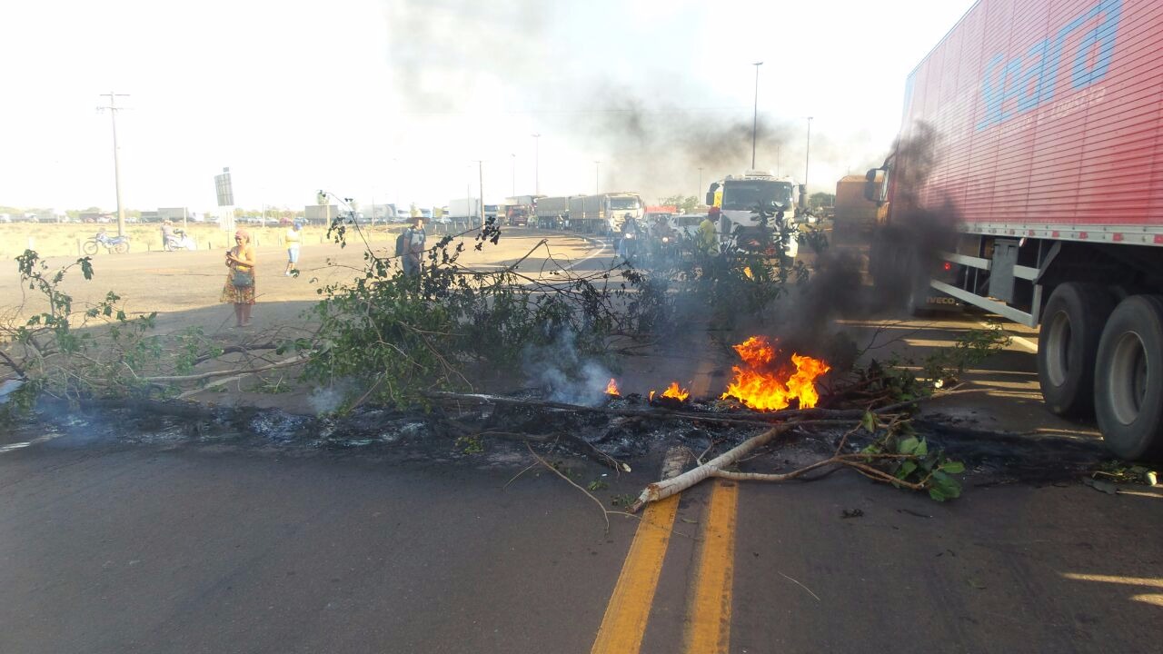 Feriado inicia com 5 rodovias bloqueadas por sem-terra em MS Foto: Direto das ruas