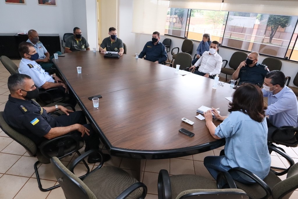 A prefeita Délia Razuk discute com comandantes da Guarda Municipal e Policia Militar ações para garantir a não aglomeração de pessoas no comércio e as medidas de isolamento social. A. Frota/Assecom