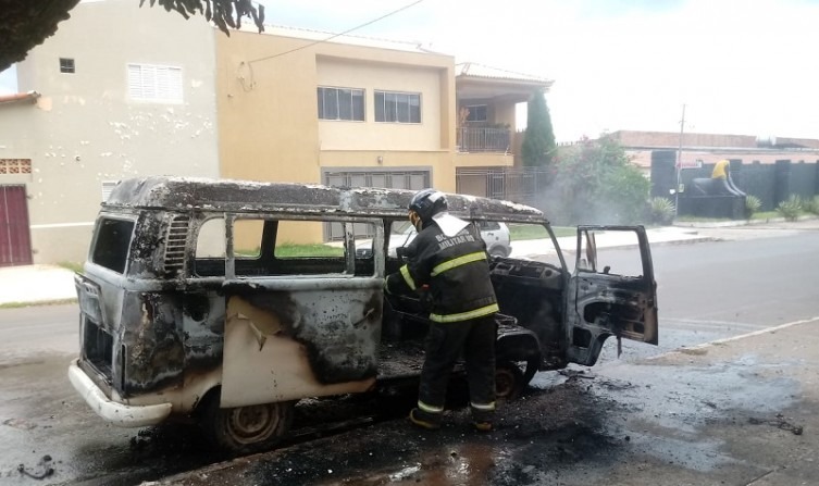 Kombi pega fogo e fica totalmente destruída em Corumbá Corpo de Bombeiros/Divulgação