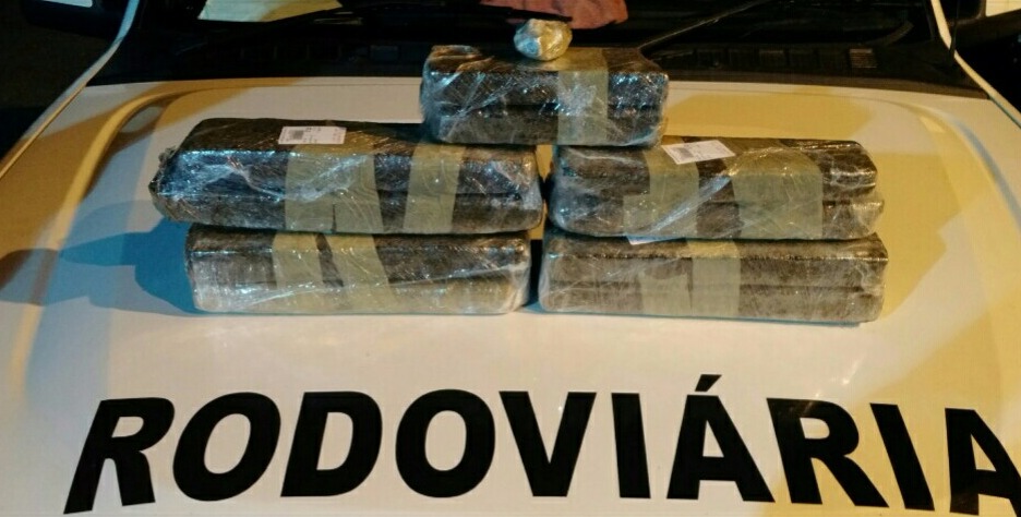 Mulher com bebê de apenas 4 meses de vida é presa transportando maconha para Goiânia Mulher com bebê de apenas 4 meses de vida é presa transportando maconha para Goiânia