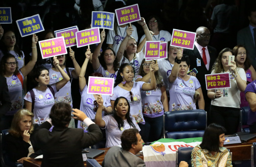 Deputadas da base governista e da oposição criticam reforma da Previdência Mulheres que acompanharam a sessão também se manifestaram contra a PEC da Reforma da Previdência.
Cleia Viana / Câmara dos Deputados