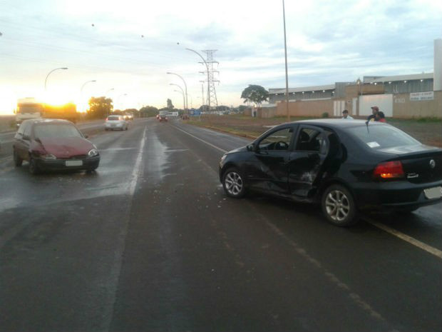 Acidente entre dois carros deixa mulher ferida em Campo Grande Carro vermelho atingiu veículo preto na lateral (Foto: Osvaldo Nóbrega/TV Morena)