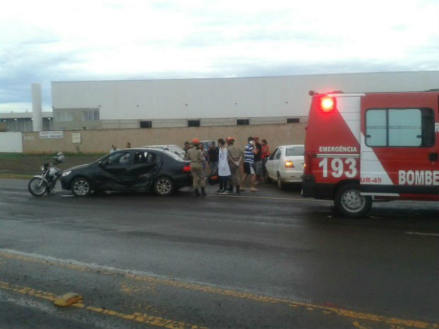 Acidente entre dois carros deixa mulher ferida em Campo Grande Bombeiros durante atendimento no local do acidente (Foto: Osvaldo Nóbrega/TV Morena)