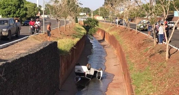 Motorista cai com carro em córrego ao ir para o trabalho e fica ferido Motorista cai com carro em córrego ao ir para o trabalho e fica ferido