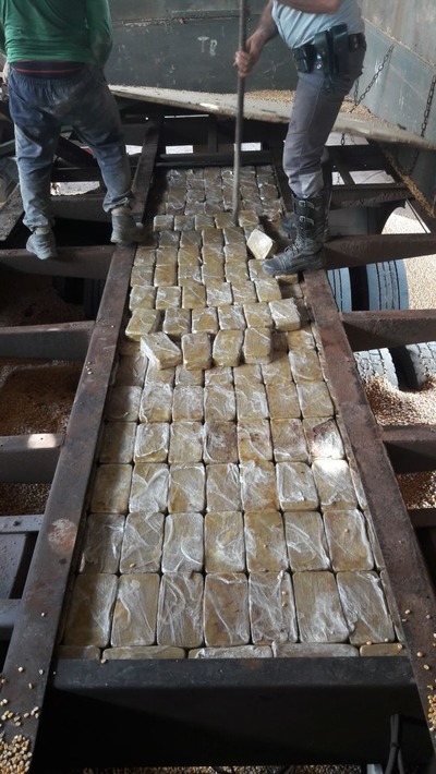 Polícia de São Paulo apreende carga milionária de cocaína que saiu de MS Cocaína apreendida em fundo falso de carreta. - Foto: Divulgação