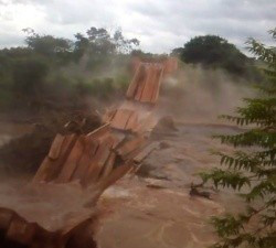 Governo terá de fazer reparos em quatro pontes danificadas pelas chuvas Ponte que caiu na MS-382 será uma das primeiras a passar por obras. (Foto: Direto das Ruas)