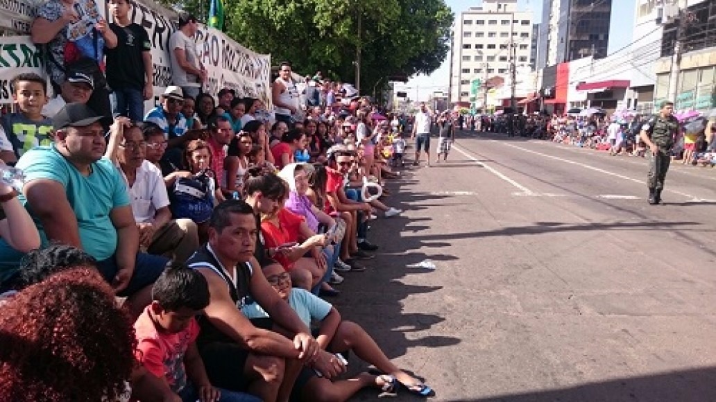 Em torno de 40 mil pessoas esperaram no sol para ver o desfile da Independência - Jones Mário