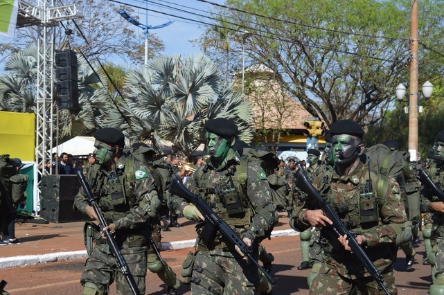 Desfile cívico reuniu mais de 20 mil pessoas em Dourados Exército Brasileiro abriu o desfile - Fotos: Gizele Almeida