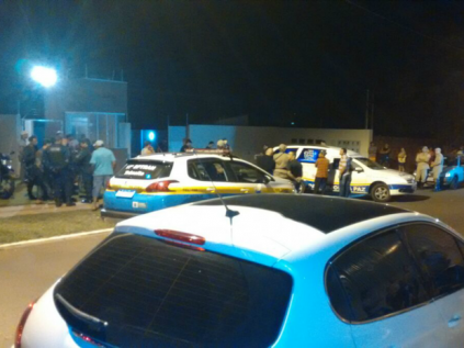 Menina de 1 ano e 4 meses morre atropelada em condomínio de MS Movimentação em frente ao condomínio onde criança morreu atropelada (Foto: José Aparecido)