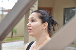 Moradora toma certas atitudes para evitar ao máximo ser alvo de bandidos. (Foto: Marcelo Calazans)