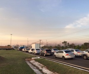 Integrantes do Movimento Popular de Luta (MPL) em trecho da BR-163, em Campo Grande - Whatsapp