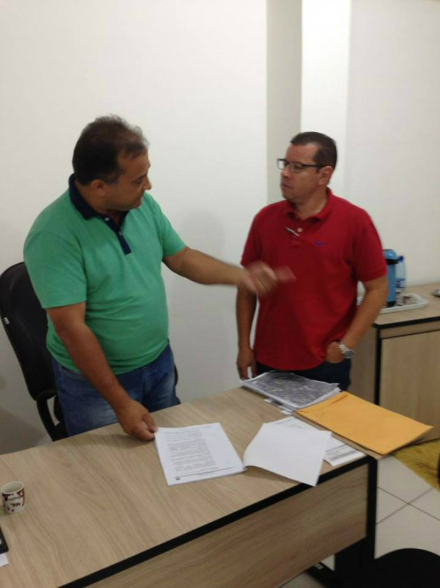 Pedro Pepa quer melhorias em bairros Vereador Pepa entrega requerimento ao Secretario de Serviços Urbanos Joaquim Soares