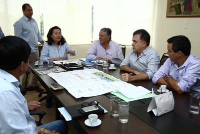 Prefeita Délia e técnicos da secretaria de Obras apresentaram para os deputados o projeto para novo centro comercial dos camelôs – A. Frota

