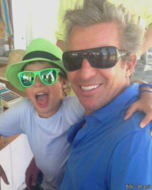 Hartogs, ao lado do filho caçula, diz confiar no projeto e só temer mais adiamentos no lançamento dos voos de 