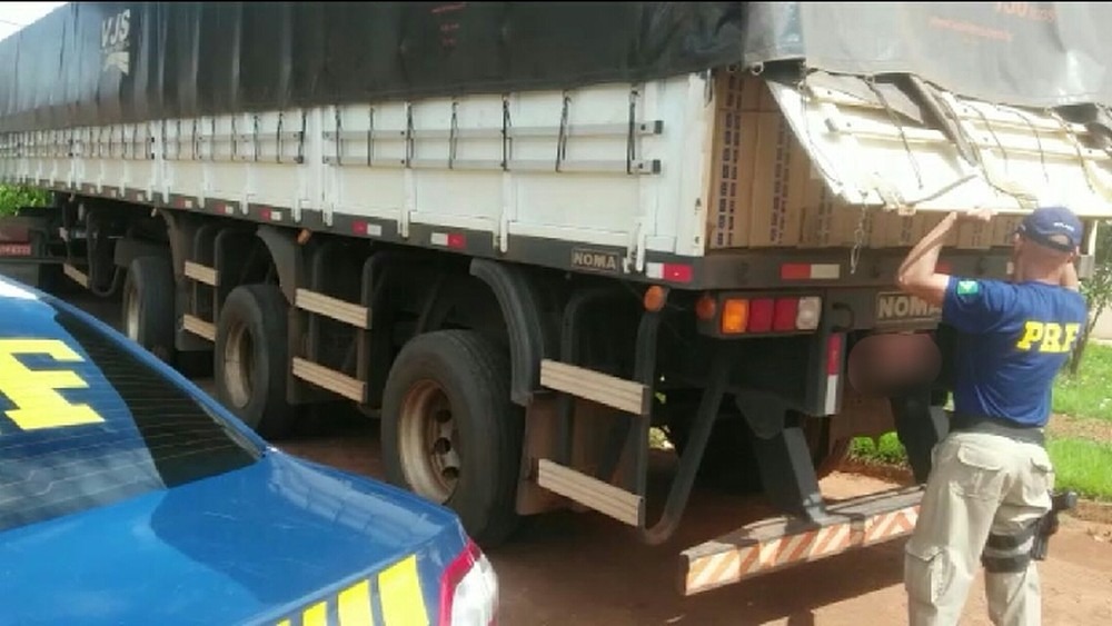 Caminhoneiro declara transporte de arroz, mas polícia encontra 450 mil maços de cigarro Motorista declara carga de arroz, mas polícia flagra 450 maços de cigarro em Paranaíba, MS (Foto: PRF/Divulgação)