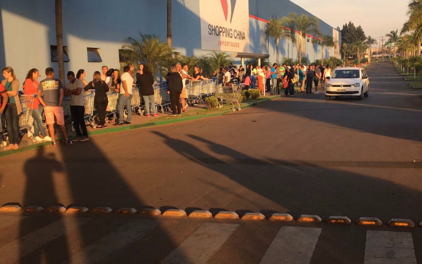 Em shopping em Pedro Juan Caballero, no Paraguai, consumidores formaram longas filas, antes mesmo da abertura, para aproveitarem as ofertas do 'Black Friday Fronteira' (Foto: Martim Andrada)