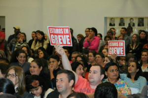 Educadores reinvindciam piso salarial de 20 horas e inclusão dos servidores administrativos no PCCR (Foto: Arquivo/Dourados News)