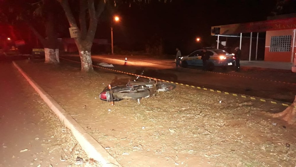 Placa de sinalização estaria coberta por galho. José Aparecido/TV Morena
