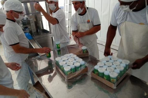 Indústria de MS inicia produção de caldo de cana envasado Indústria de MS inicia produção de caldo de cana envasado