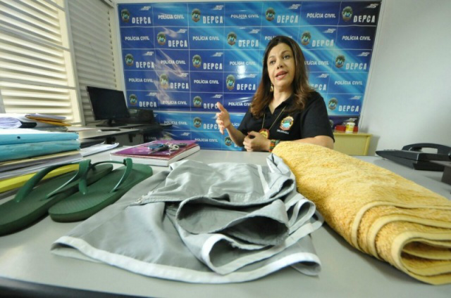 Delegada apresentou peças encontradas com o acusado preso em flagrante hoje (Foto: Alcides Neto)